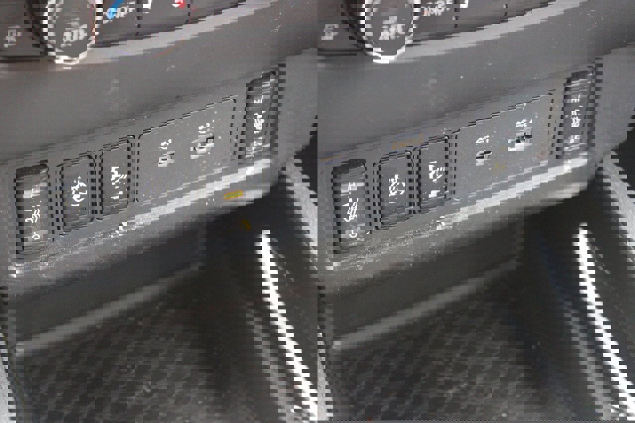 Used 2023 Nissan Frontier SV w/ SV Convenience Package image 25