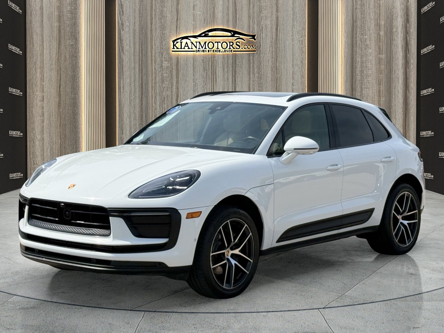 Used 2023 Porsche Macan Turbo AWD/4WD image 3