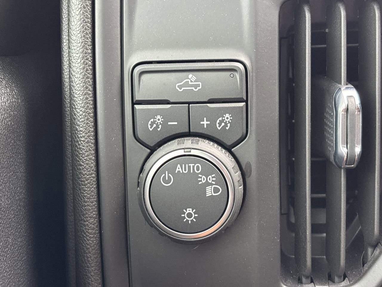 Used 2022 Chevrolet Silverado 1500 Custom image 23