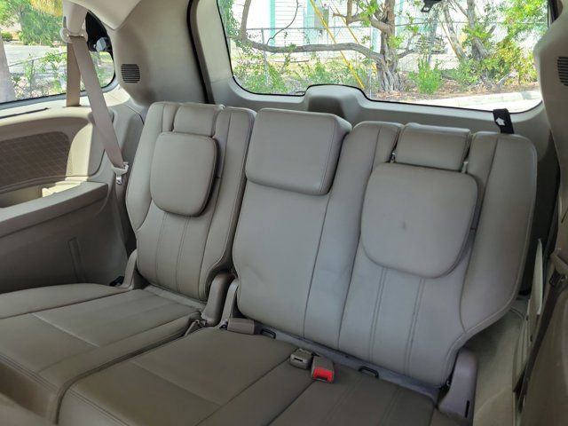 Used 2014 Chrysler Town & Country Touring-L image 15