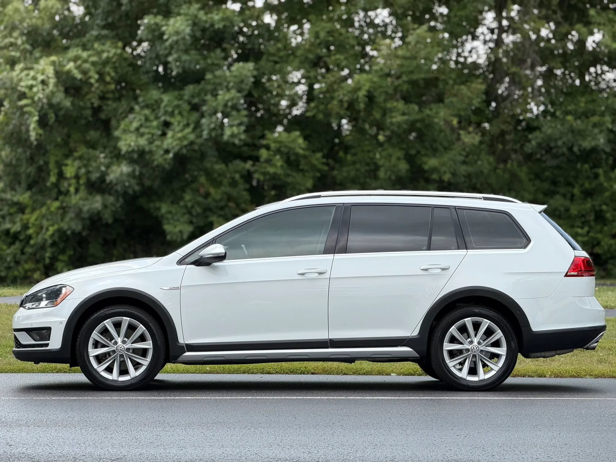 Used 2017 Volkswagen Golf Alltrack S AWD/4WD image 8