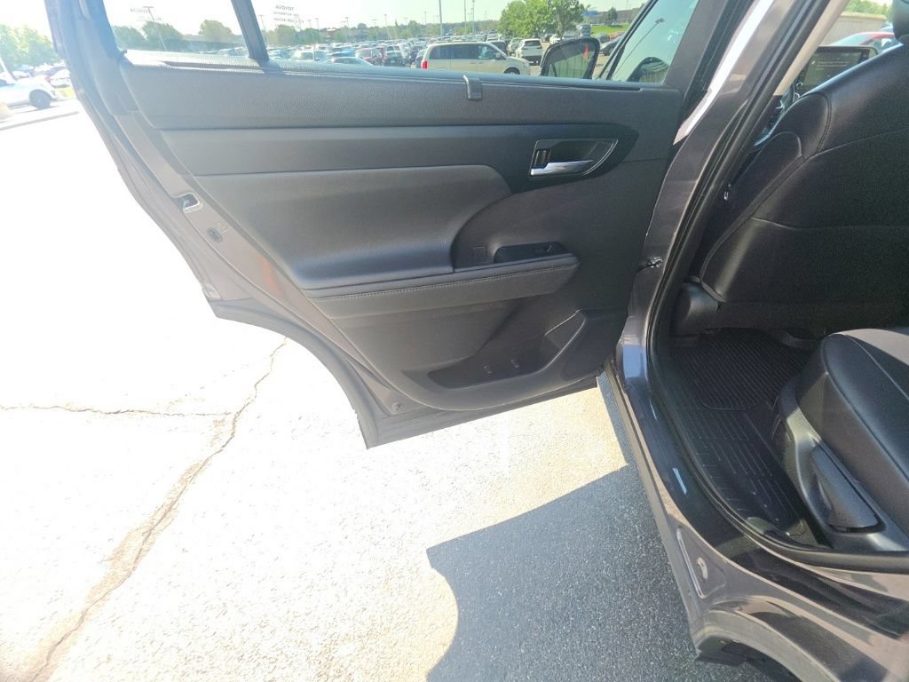 Used 2022 Toyota Highlander XLE AWD/4WD image 25