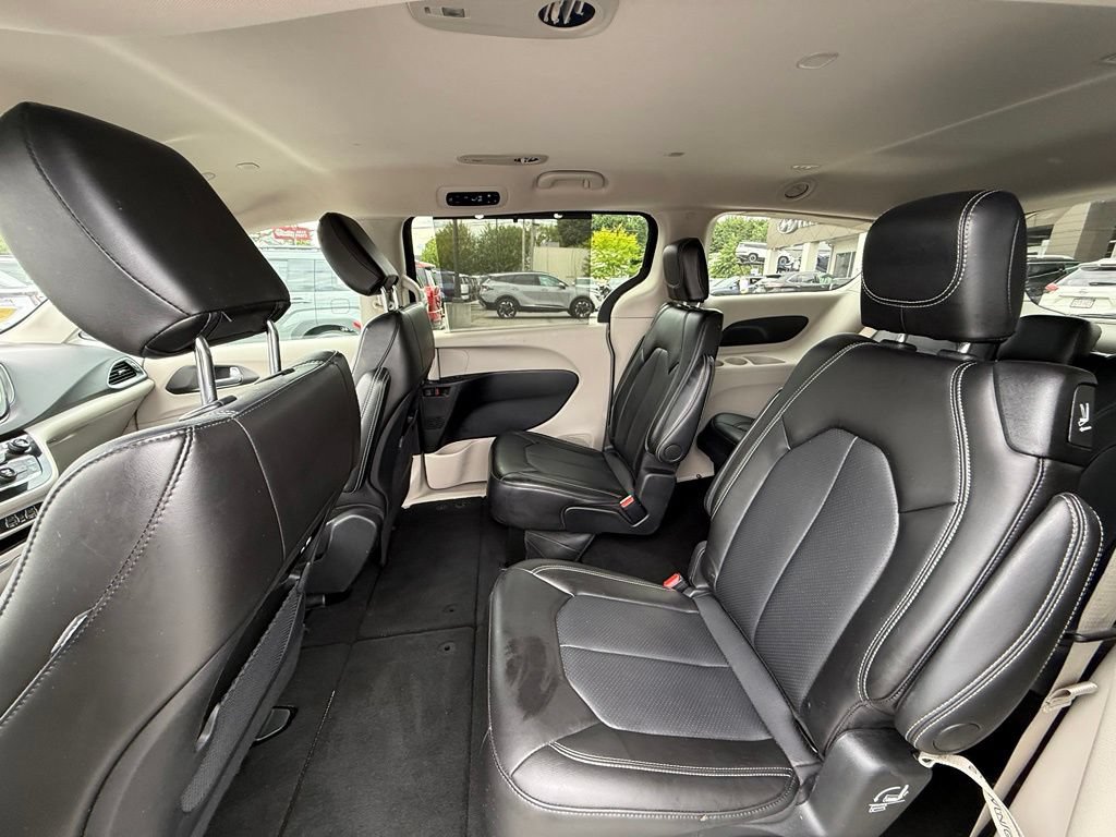 Used 2024 Chrysler Pacifica Touring-L FWD image 15