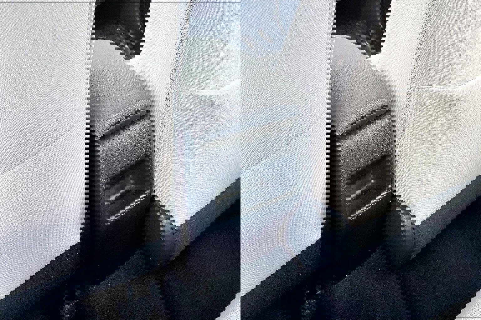 Used 2020 Toyota Corolla LE w/ Carpet Mat Package (TMS) image 39