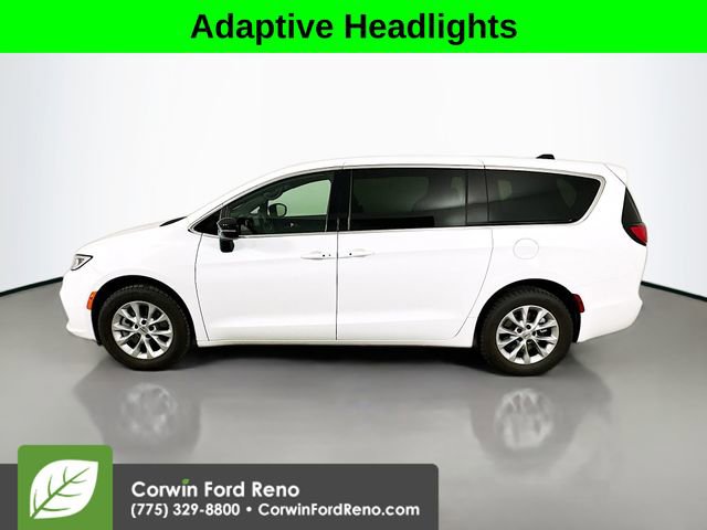 Used 2025 Chrysler Pacifica Select AWD/4WD image 4