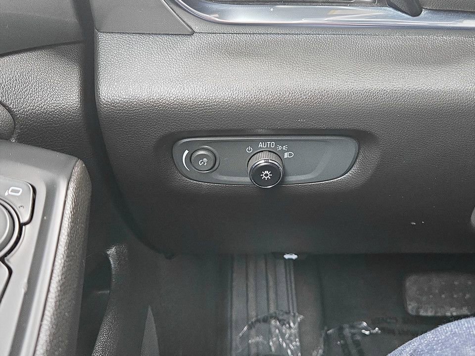 Used 2023 Chevrolet Traverse LT image 21