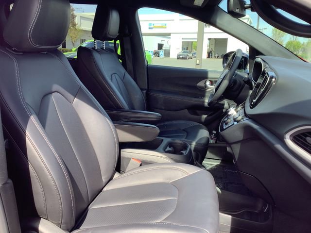 Used 2025 Chrysler Pacifica Select image 38