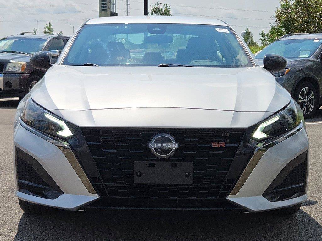 Used 2024 Nissan Altima 2.5 SR FWD image 2