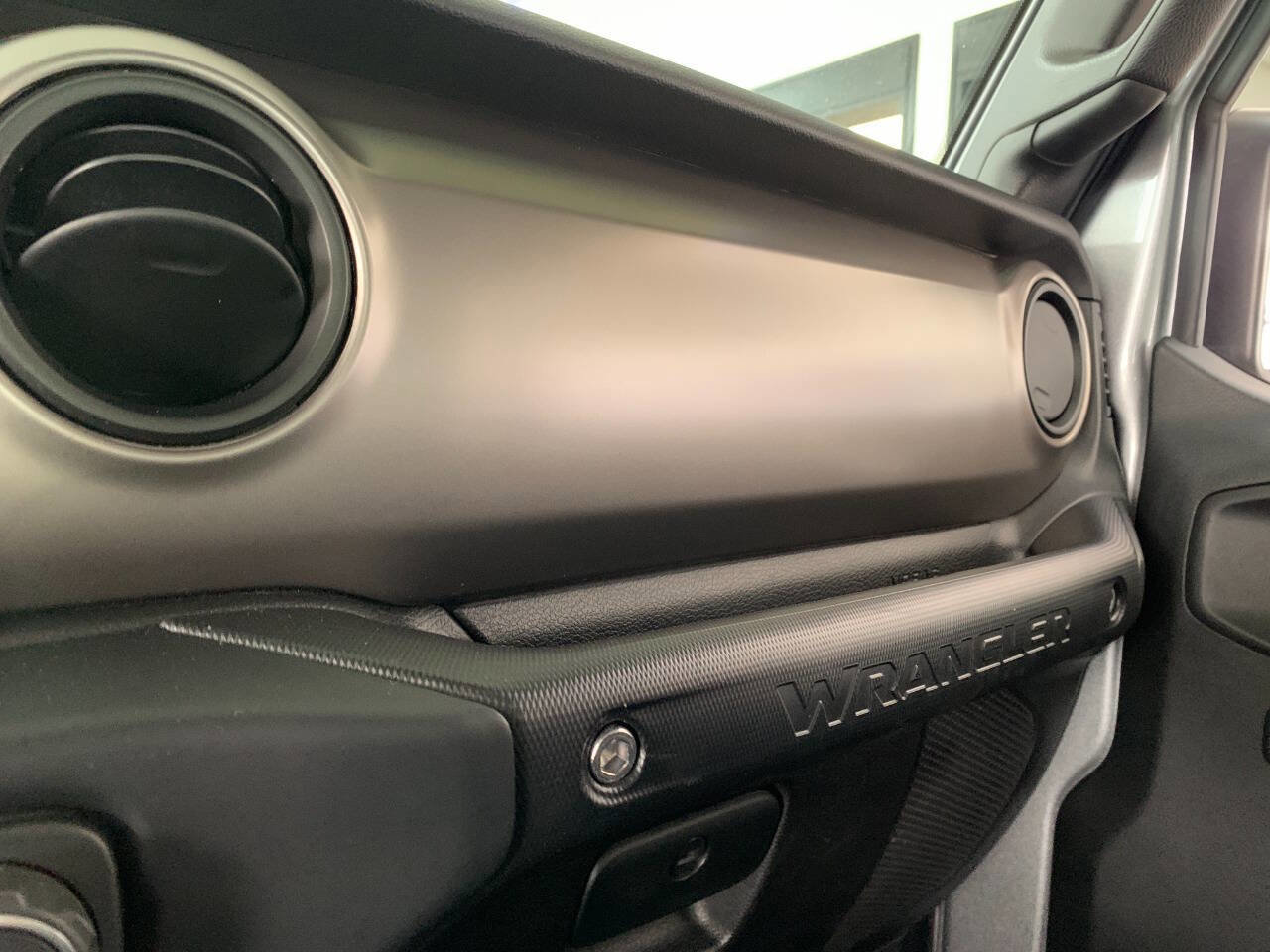Used 2018 Jeep Wrangler Sport AWD/4WD image 14