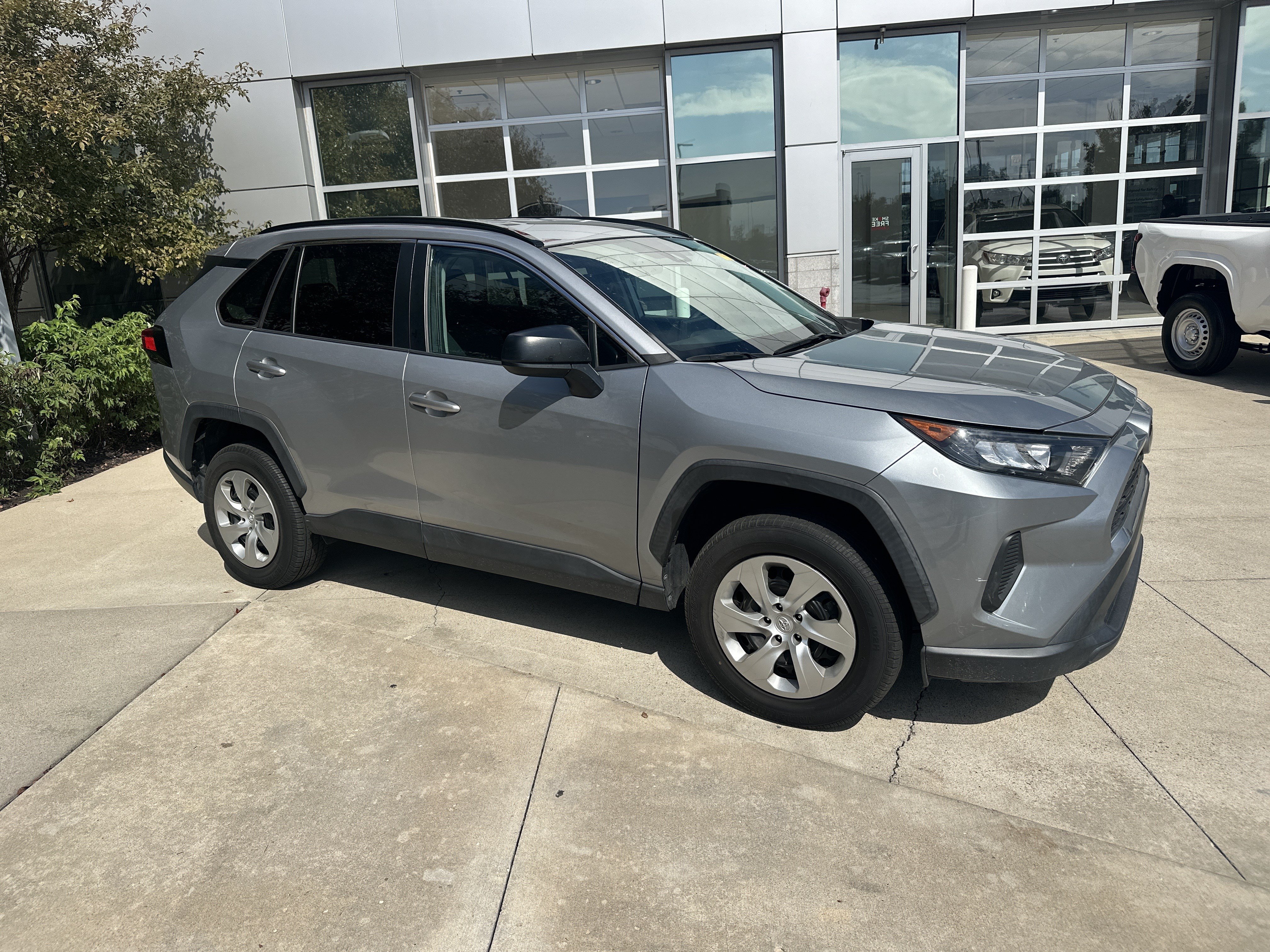 Used 2020 Toyota RAV4 LE FWD image 2