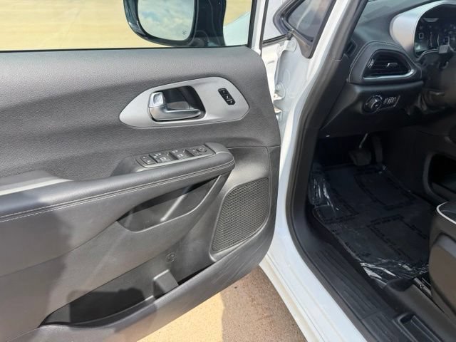 Used 2025 Chrysler Pacifica Limited FWD image 16