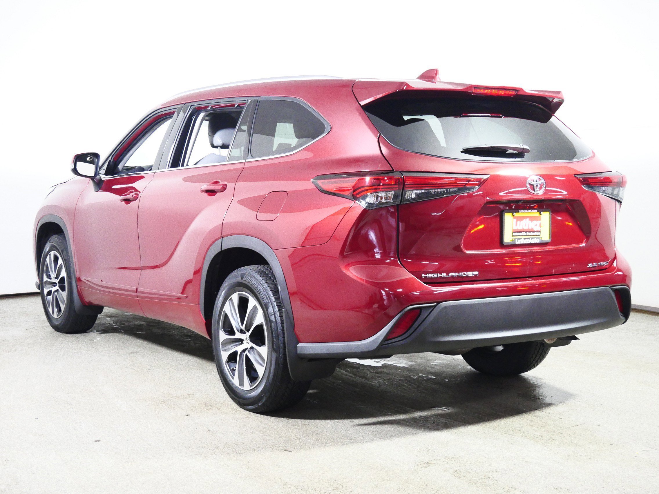Used 2021 Toyota Highlander XLE AWD/4WD image 5