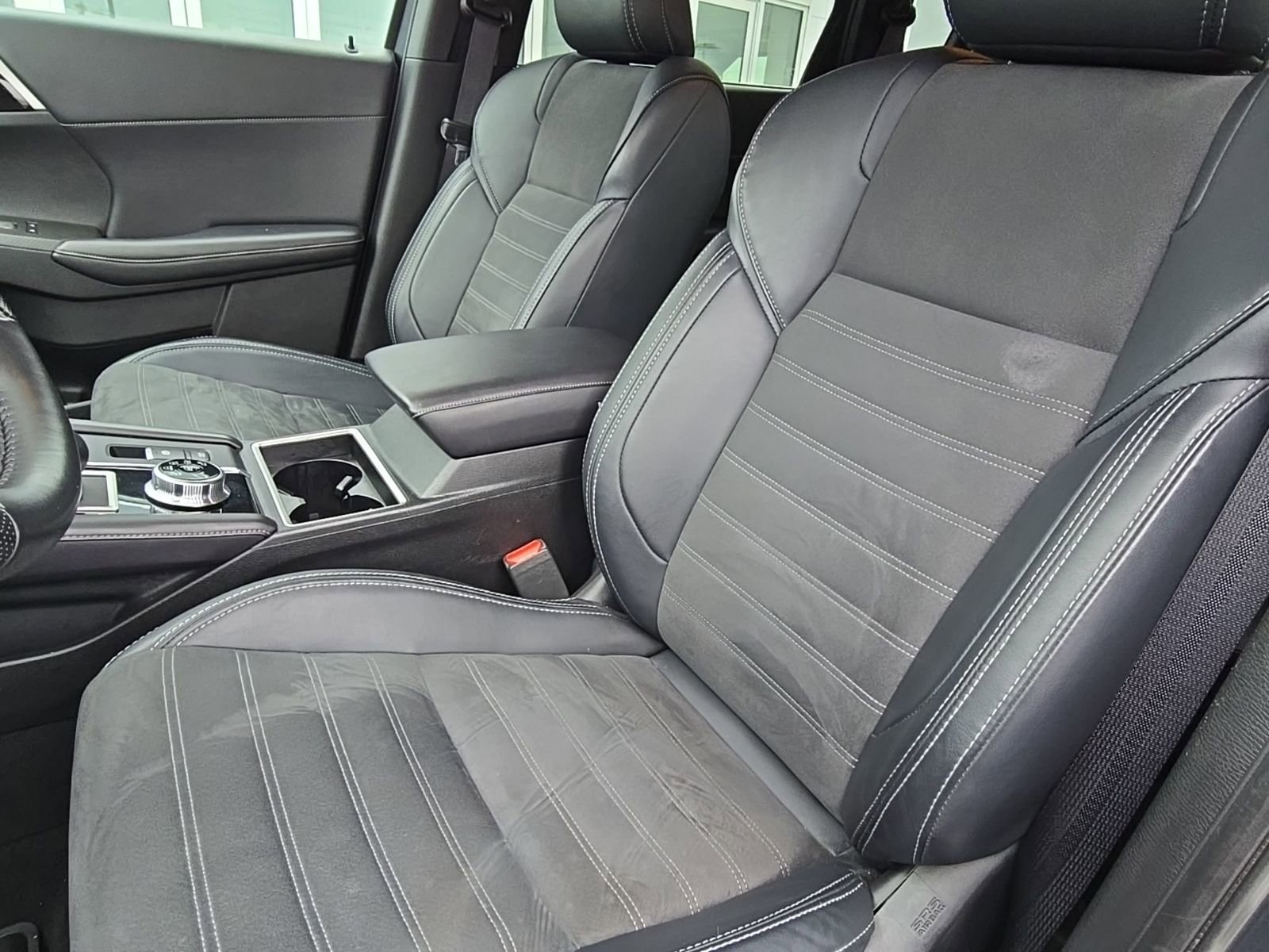 Used 2024 Mitsubishi Outlander SE image 14