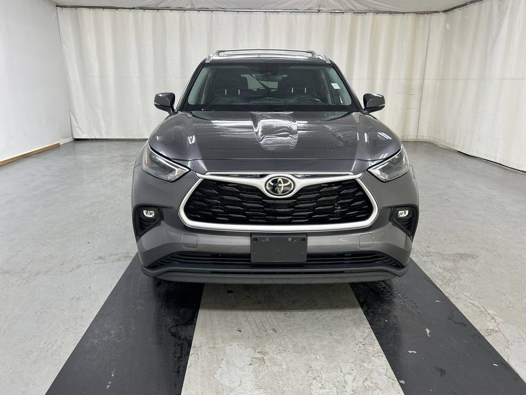 Used 2022 Toyota Highlander XLE AWD/4WD image 3