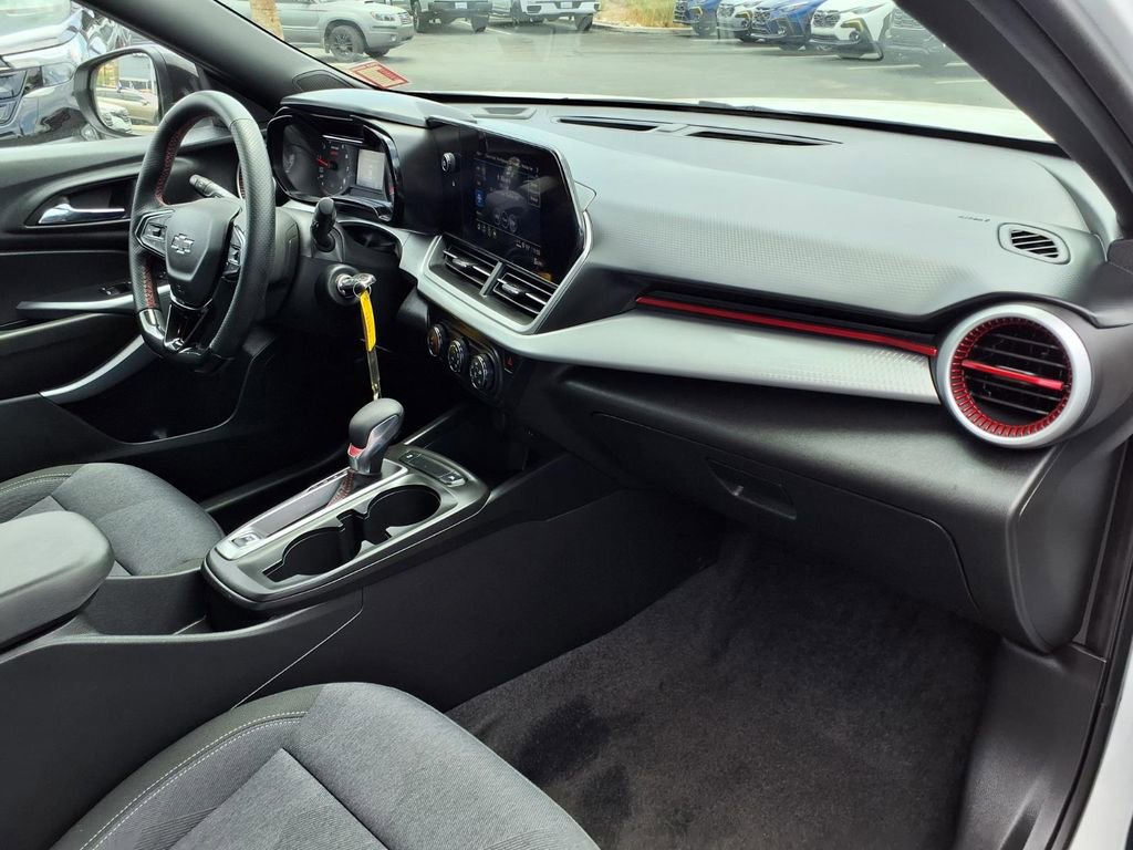 Used 2024 Chevrolet Trax RS FWD image 17
