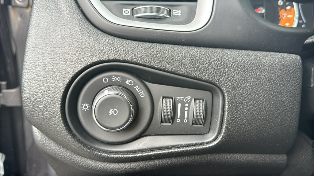 Used 2018 Jeep Renegade Latitude w/ Popular Equipment Group AWD/4WD image 16