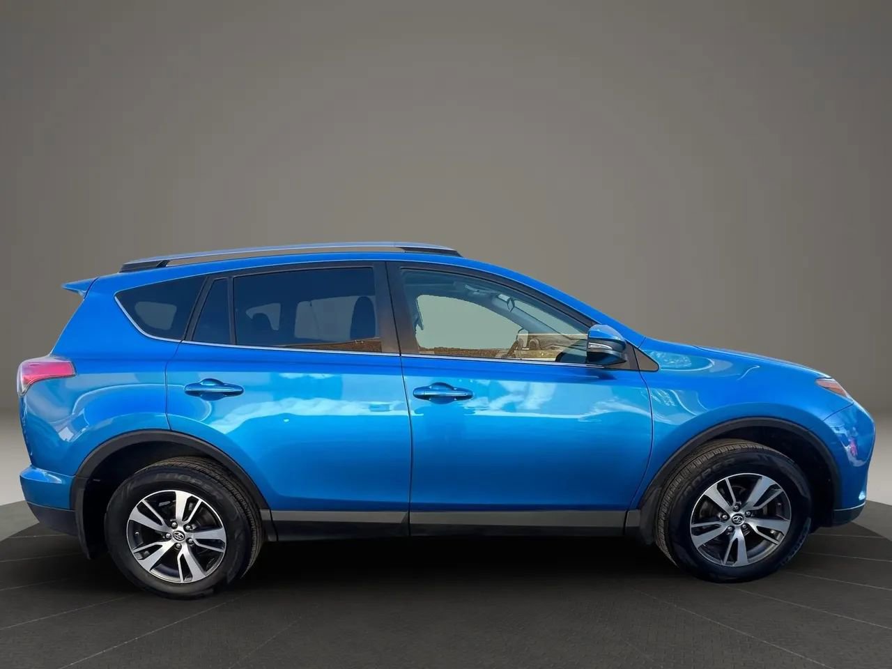 Used 2018 Toyota RAV4 XLE w/ Plus Extra Value Package AWD/4WD image 4