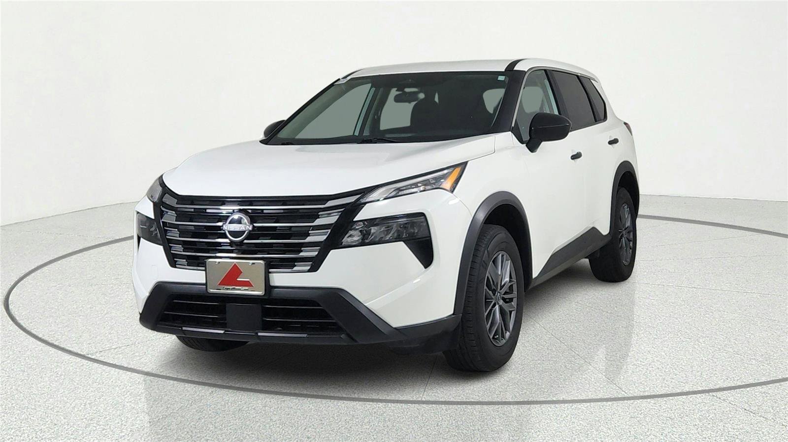 Used 2024 Nissan Rogue S FWD image 2