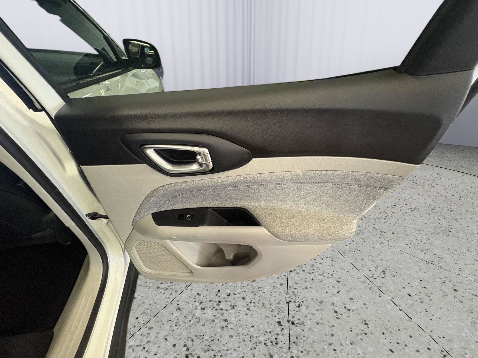 Used 2024 Jeep Compass Latitude AWD/4WD image 17