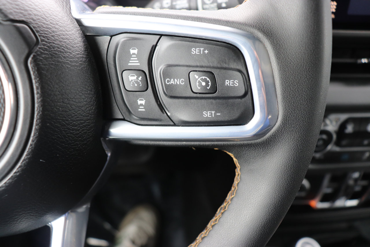 Used 2024 Jeep Wrangler Sahara image 29
