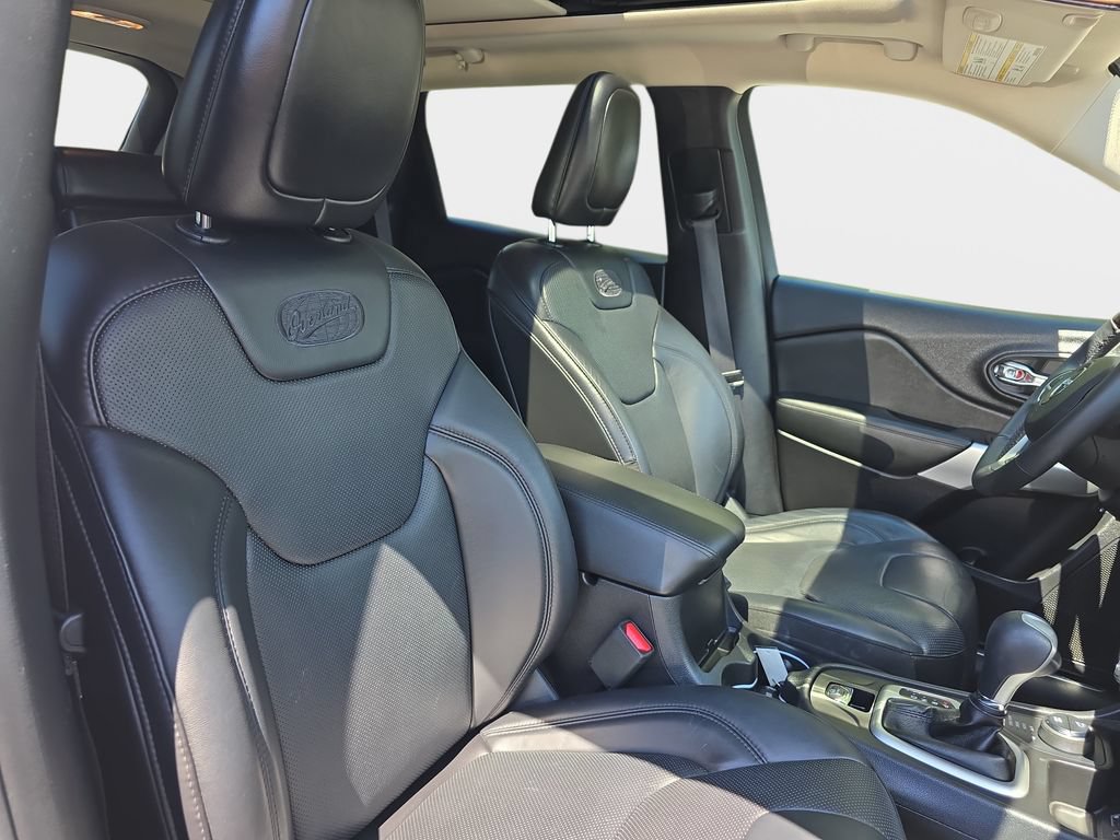 Used 2017 Jeep Cherokee Overland w/ Heavy Duty Protection Group AWD/4WD image 12