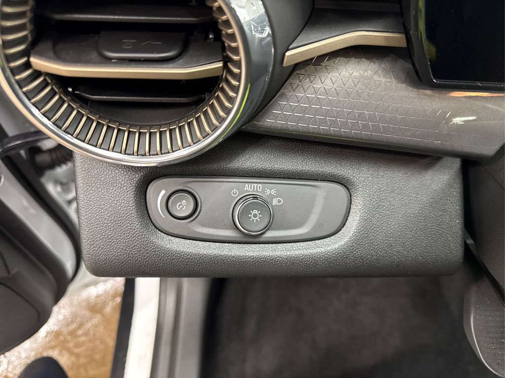 Used 2024 Chevrolet Trax ACTIV w/ Sunroof Package image 25