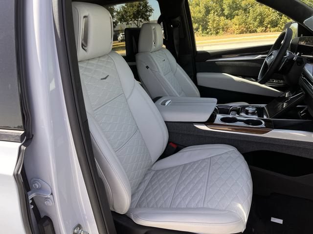 New 2026 Cadillac Escalade Platinum Sport w/ LPO, ONYX Package AWD/4WD image 23