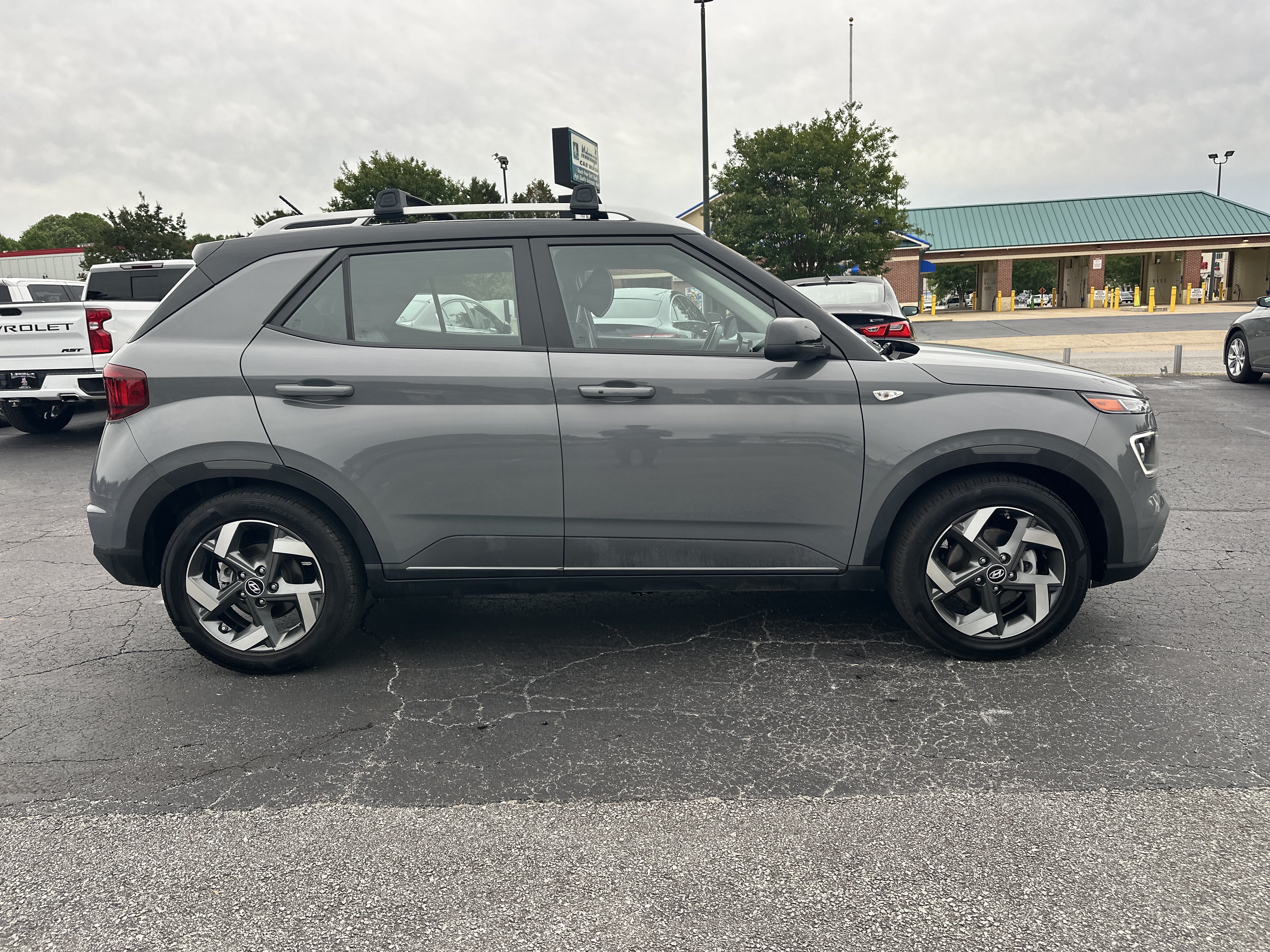 Used 2023 Hyundai Venue Limited FWD image 9