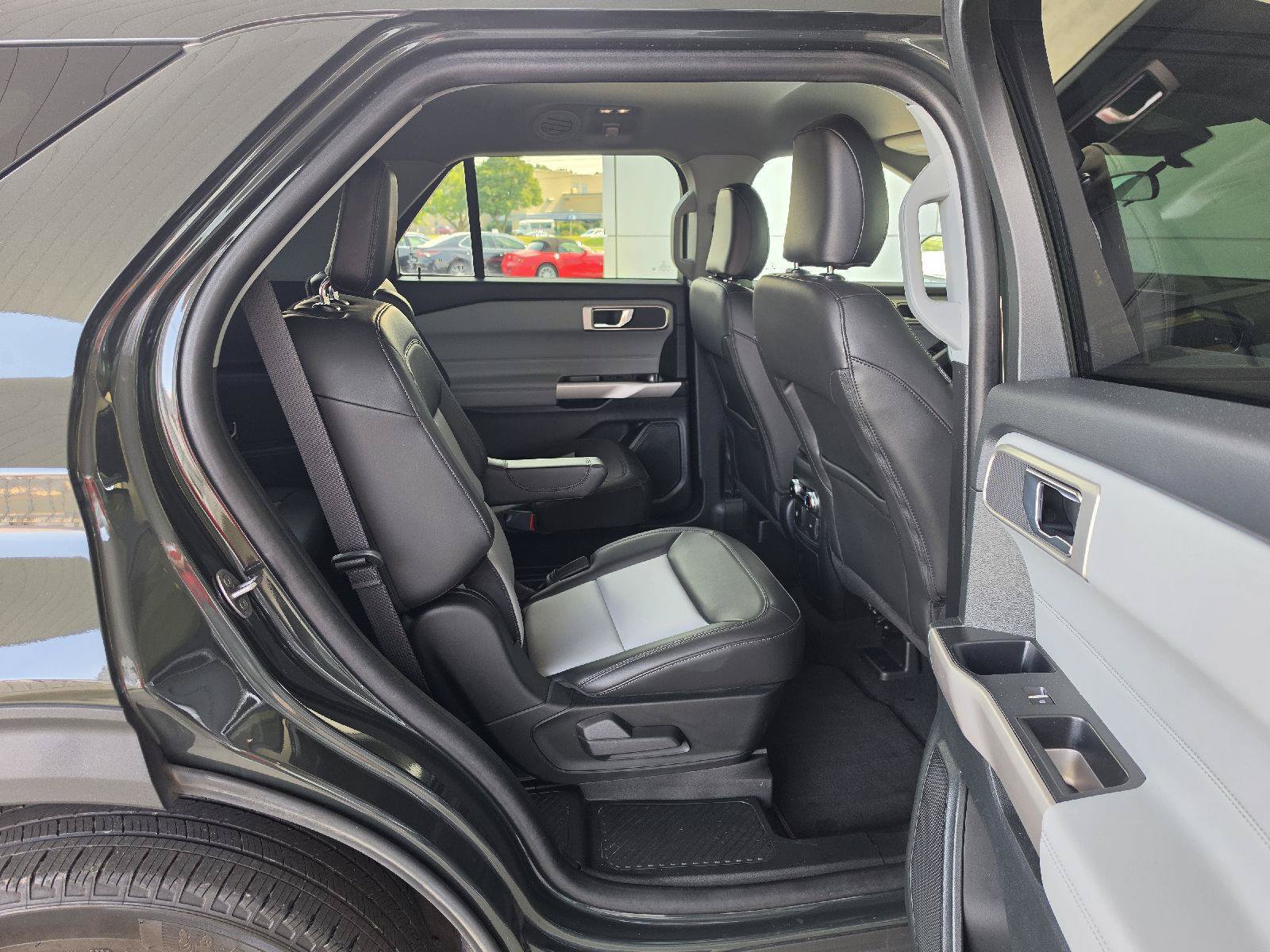 Used 2024 Ford Explorer XLT w/ Equipment Group 202A AWD/4WD image 15