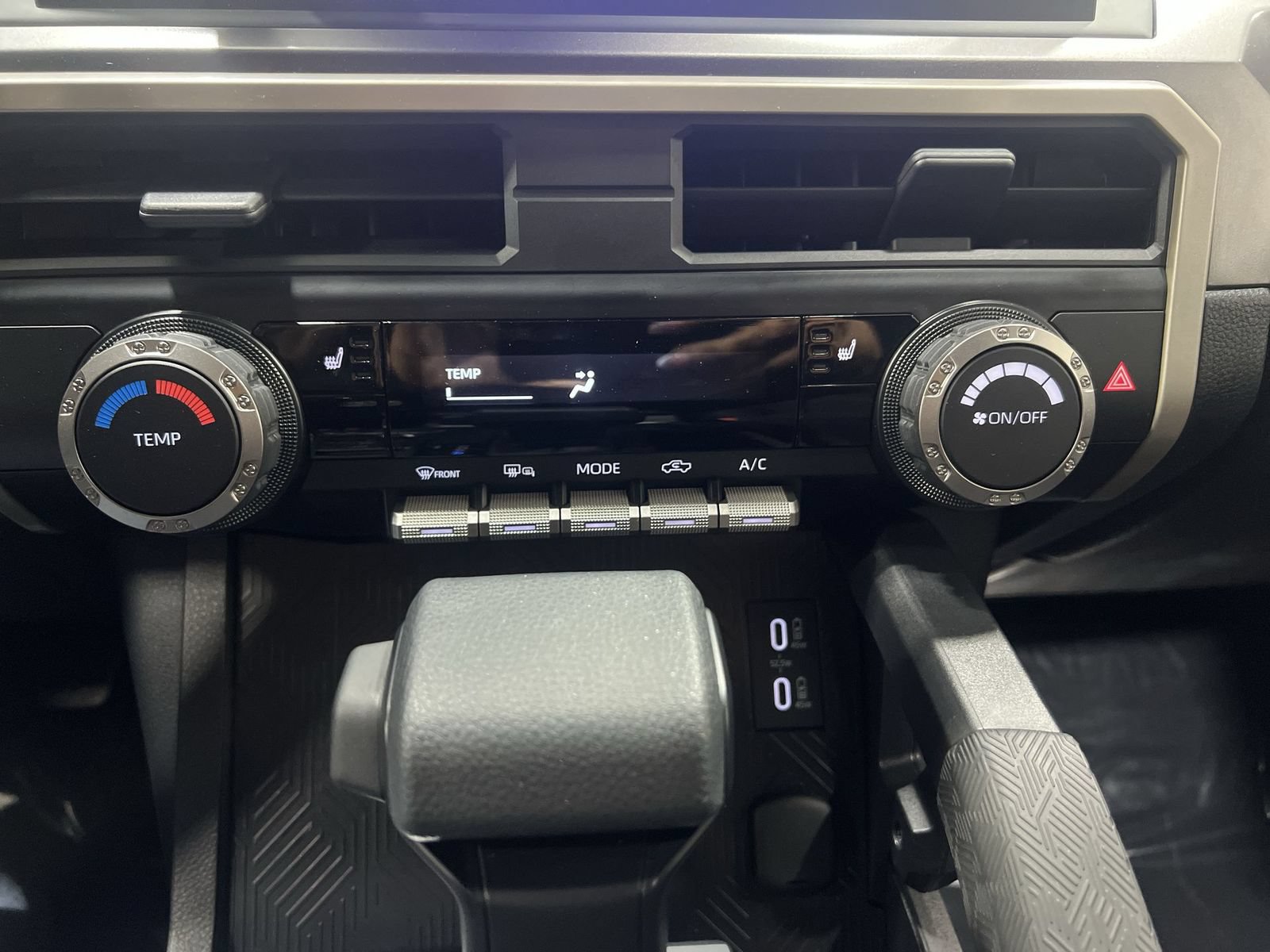 Used 2025 Toyota Tacoma SR5 AWD/4WD image 18