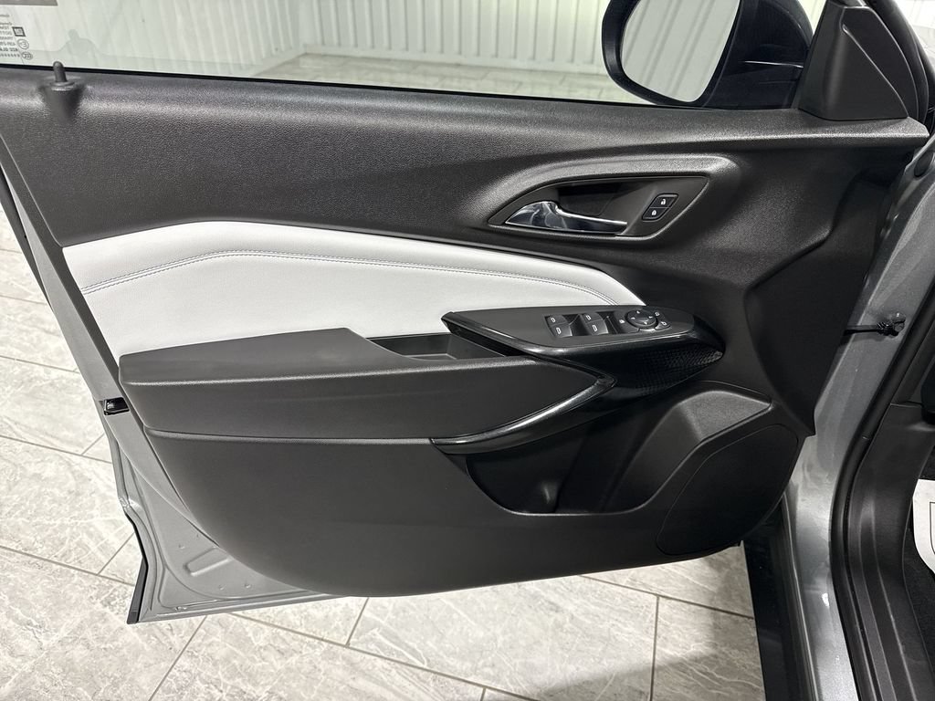 New 2026 Chevrolet Trax LT w/ Midnight Edition FWD image 23