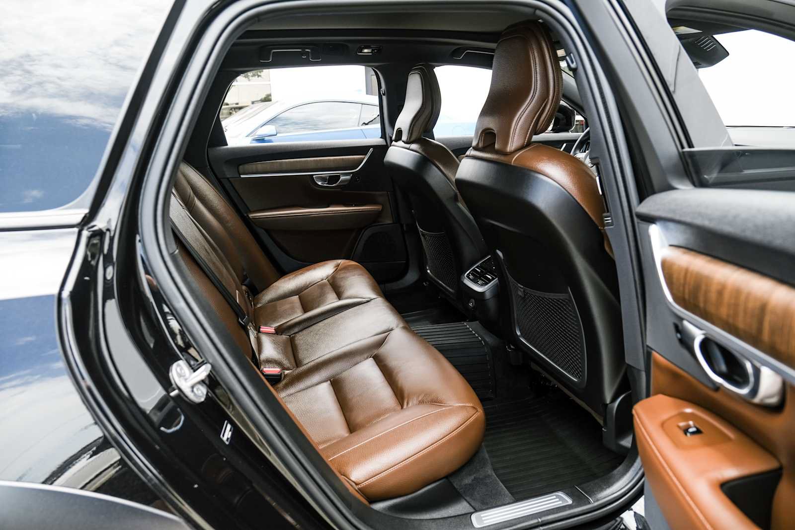 Used 2025 Volvo V90 B6 Cross Country Plus w/ Protection Package Premier AWD/4WD image 28