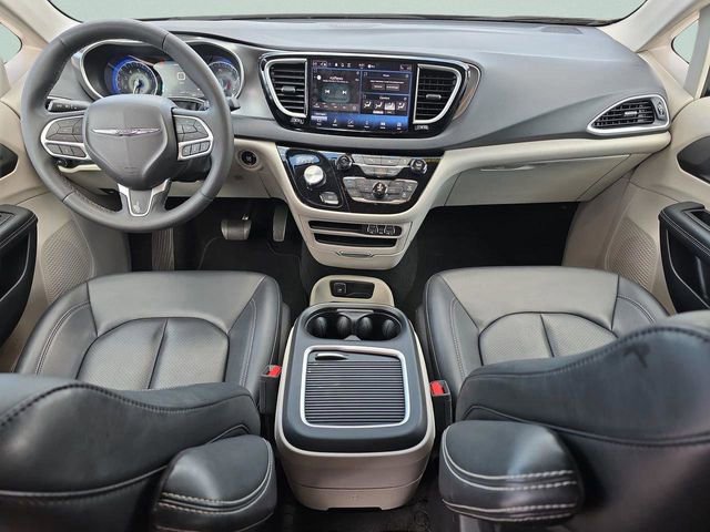 Certified 2024 Chrysler Pacifica Touring-L image 18