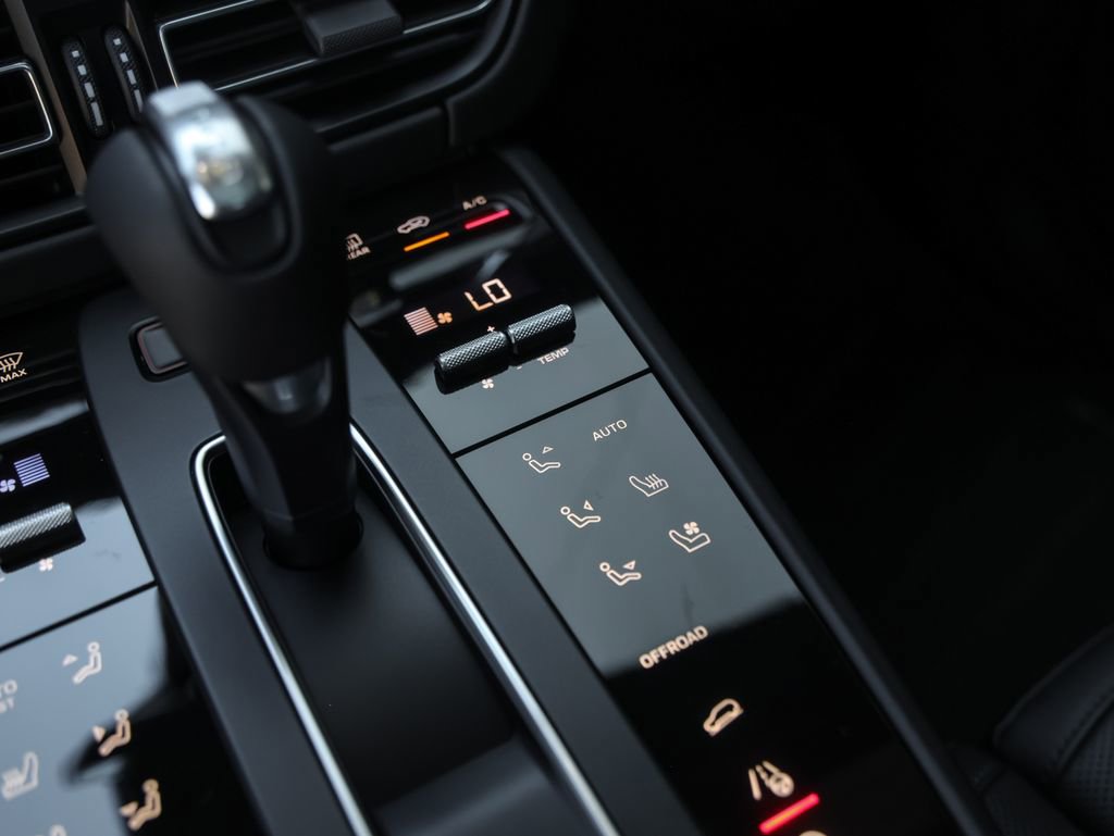 Certified 2025 Porsche Macan image 27