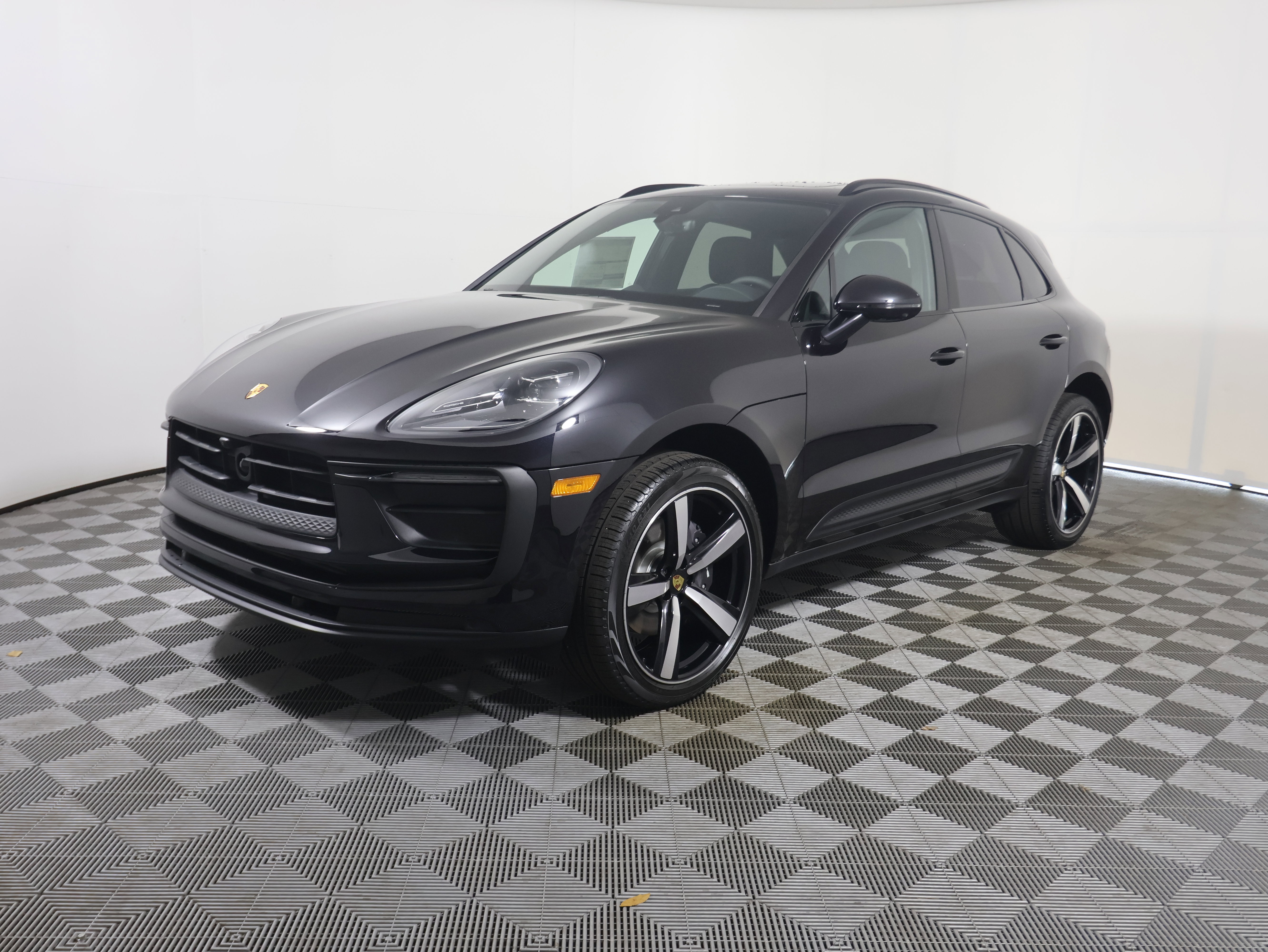 Used 2025 Porsche Macan image 11