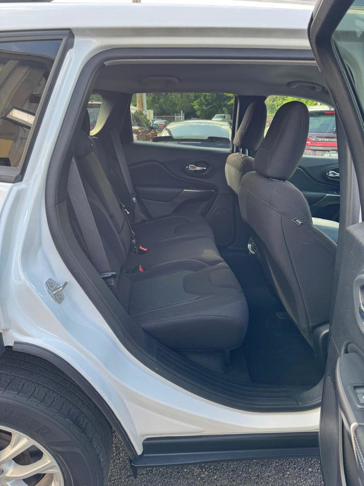 Used 2021 Jeep Cherokee Latitude AWD/4WD image 22