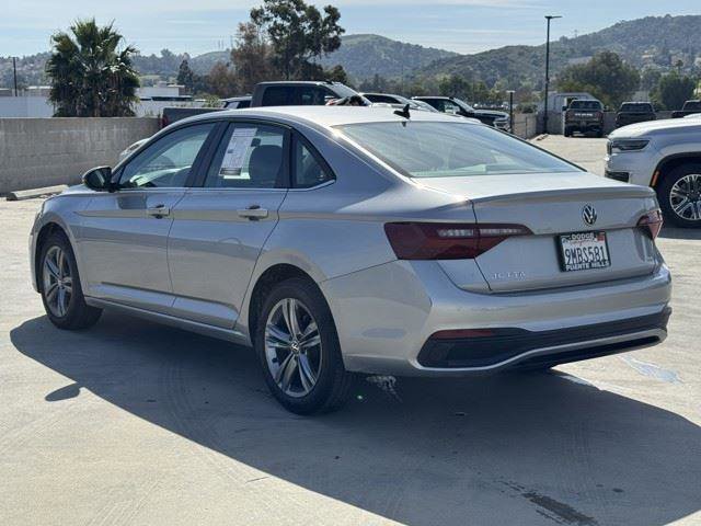 Used 2024 Volkswagen Jetta SE image 4
