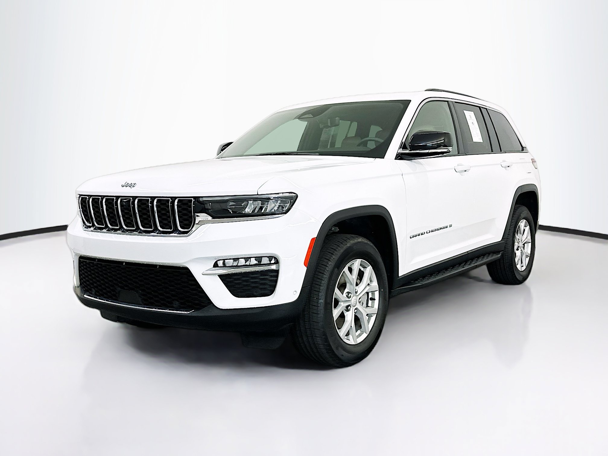 Used 2023 Jeep Grand Cherokee Limited w/ Luxury Tech Group II AWD/4WD image 3