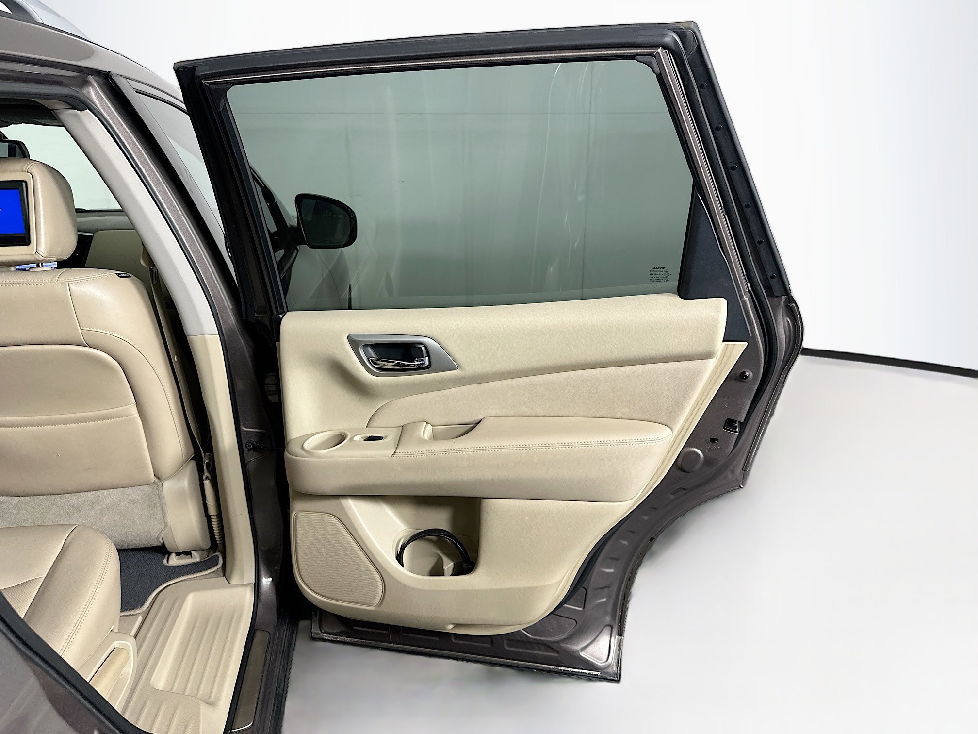 Used 2014 Nissan Pathfinder Platinum w/ Platinum Premium Package FWD image 32