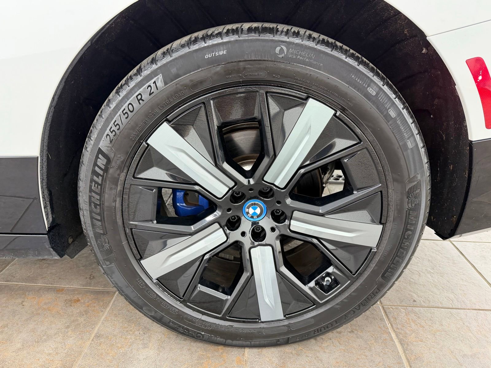 Used 2024 BMW iX xDrive50 w/ Premium Package AWD/4WD image 32