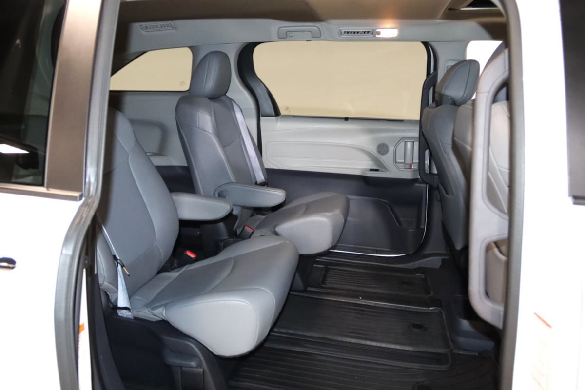 Used 2023 Toyota Sienna XLE FWD image 62