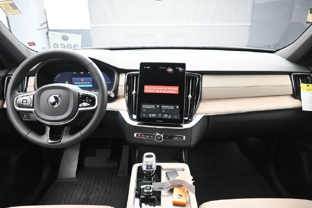 Used 2026 Volvo XC90 T8 Plus w/ Protection Package Premier AWD/4WD image 9