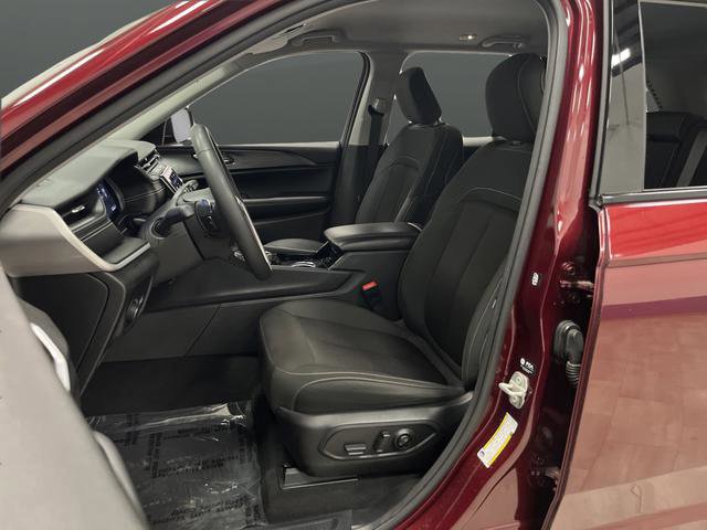 Used 2023 Jeep Grand Cherokee Laredo image 4