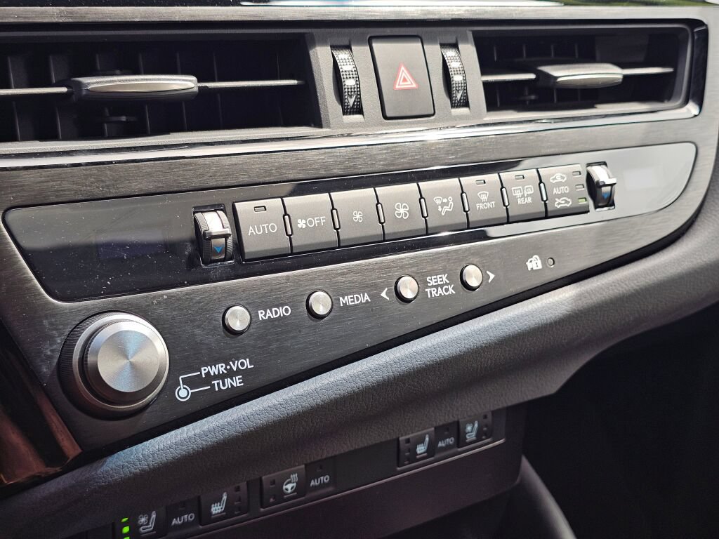 Used 2025 Lexus ES 300h w/ Premium Package FWD image 30