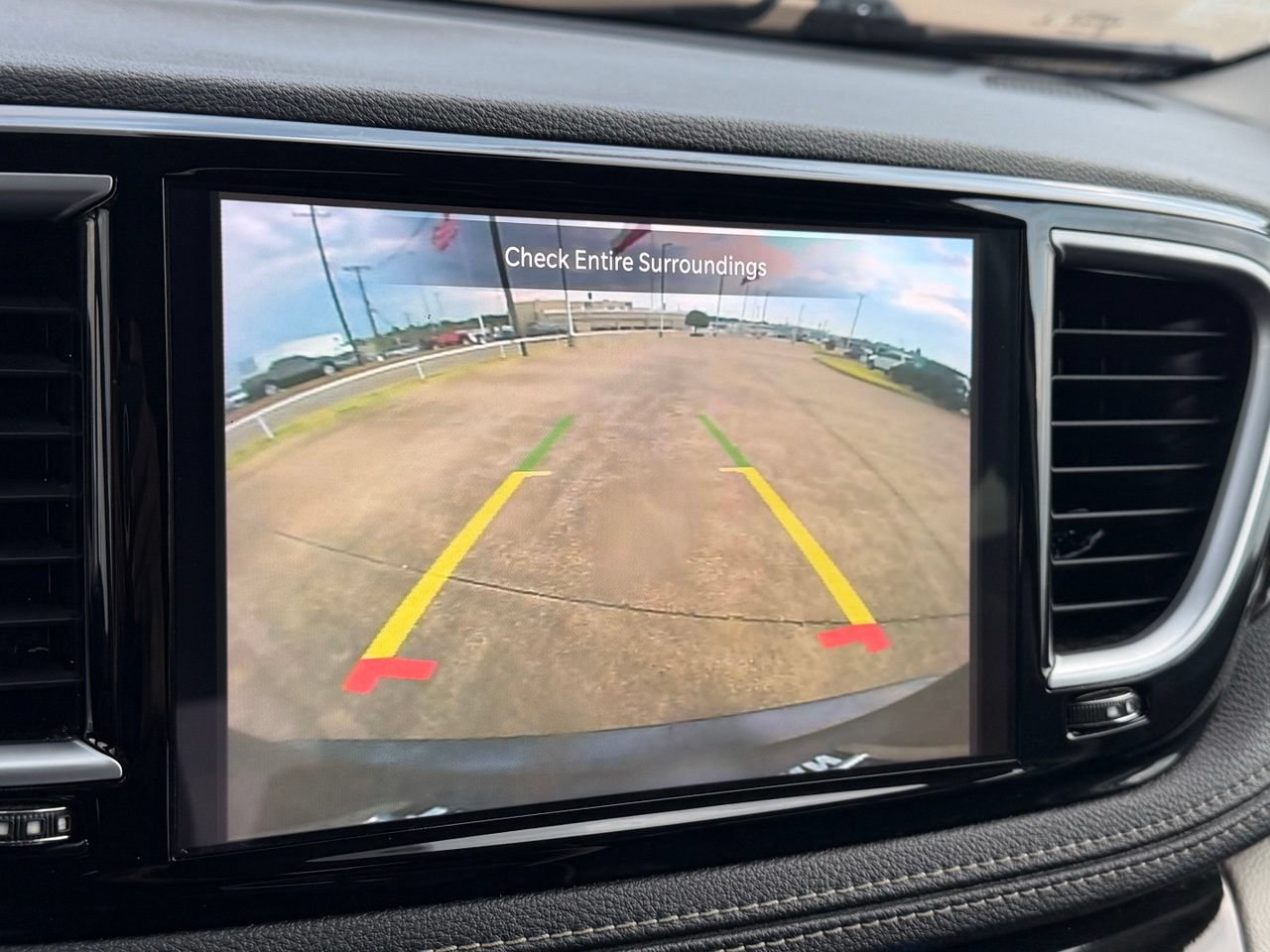 Used 2023 Chrysler Pacifica Limited FWD image 22