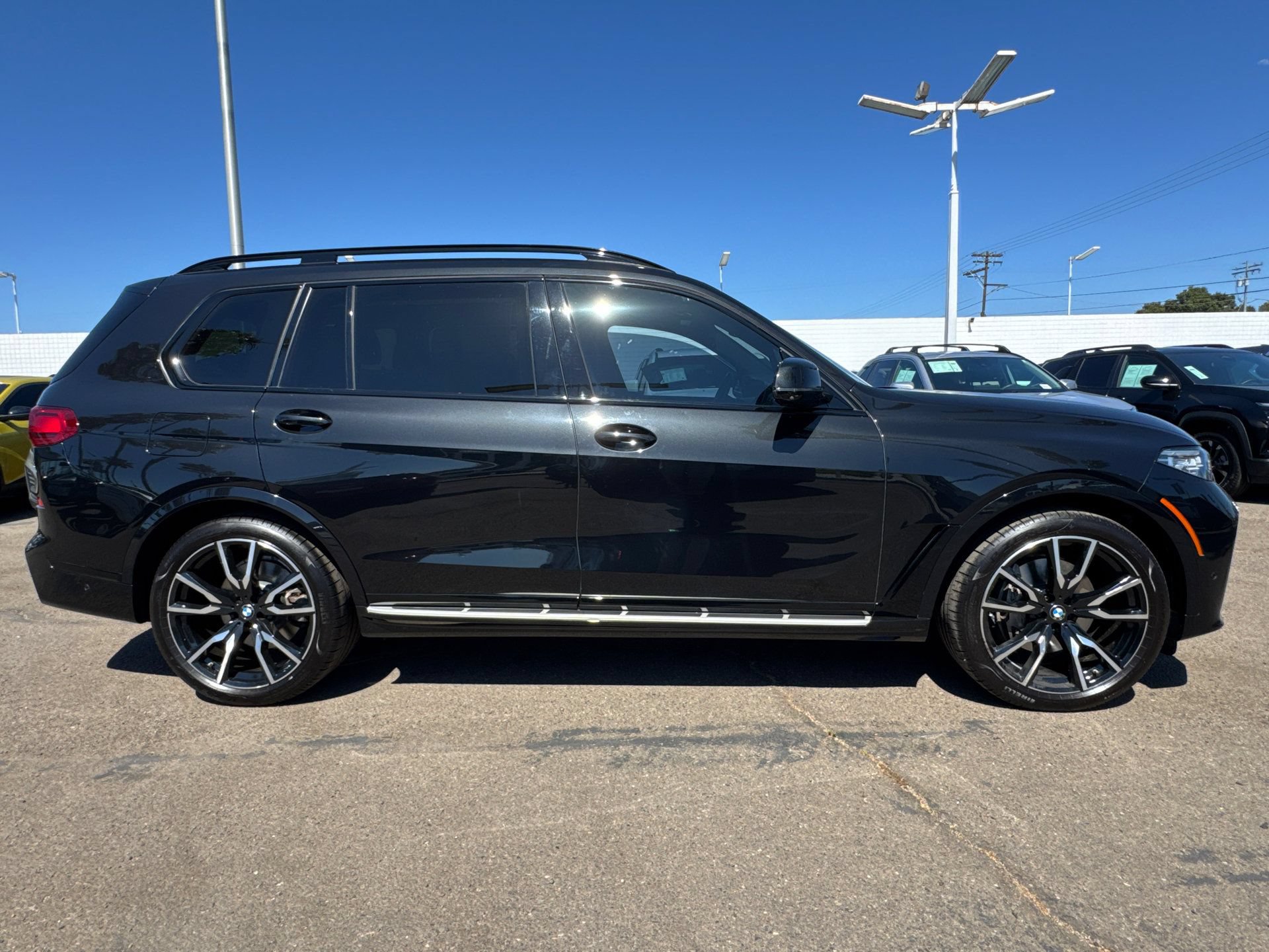 Used 2022 BMW X7 xDrive40i w/ M Sport Package AWD/4WD image 6