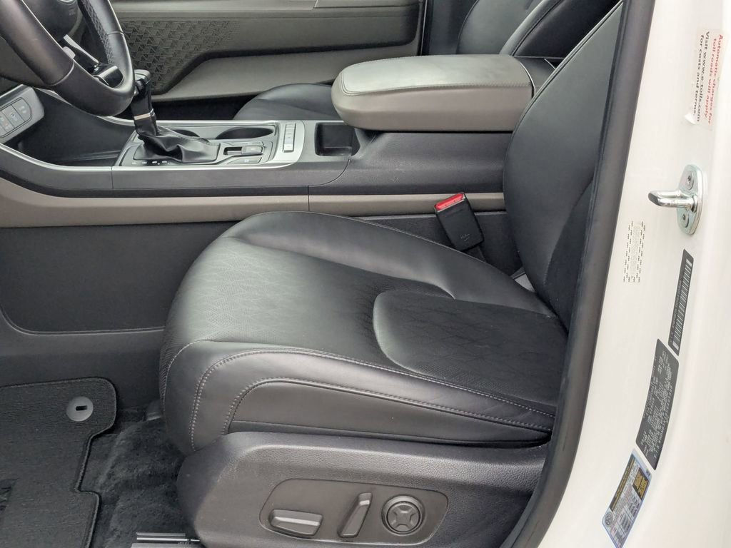 Used 2025 Kia Carnival image 23