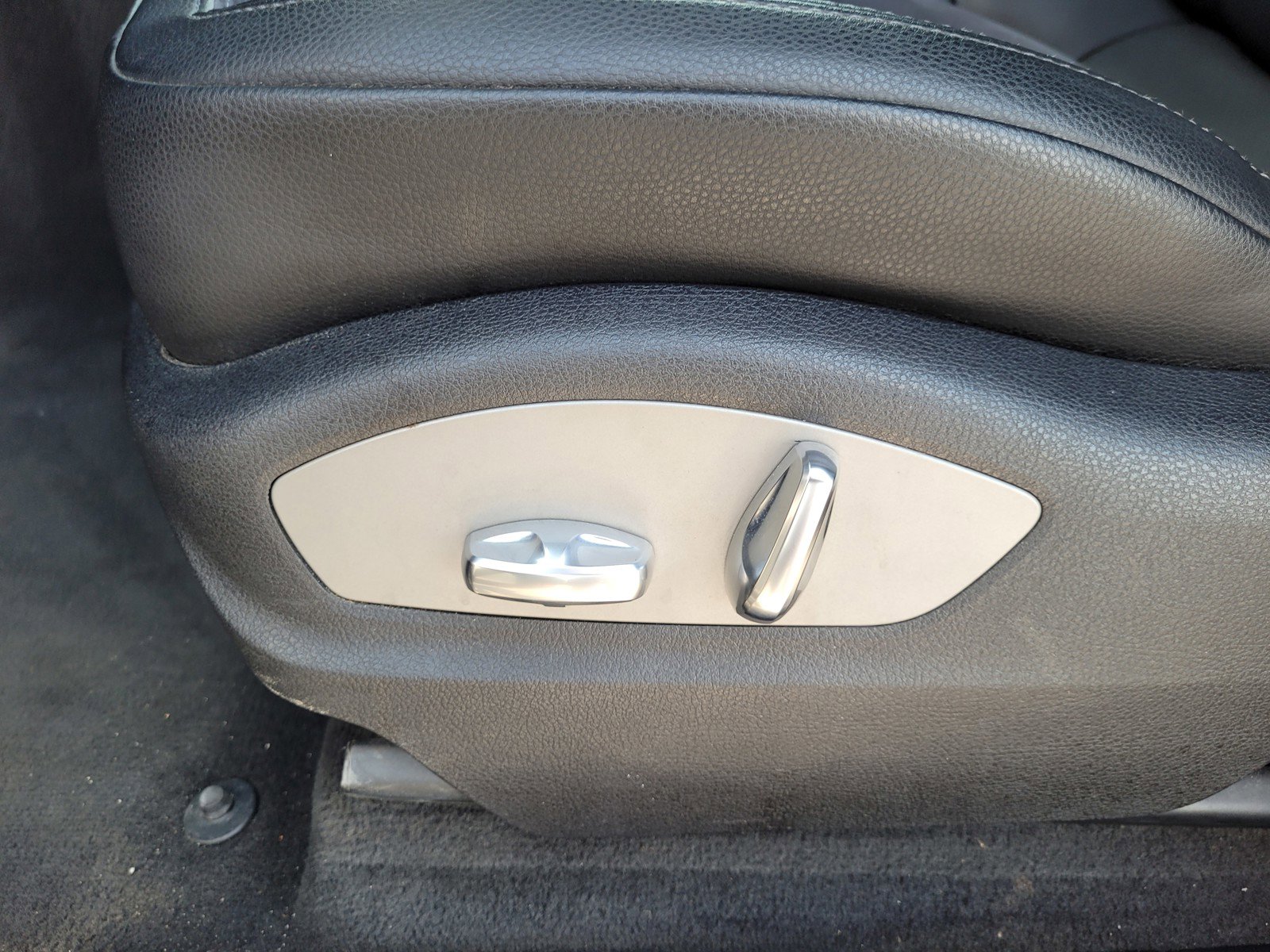 Used 2020 Porsche Macan w/ Premium Package image 11