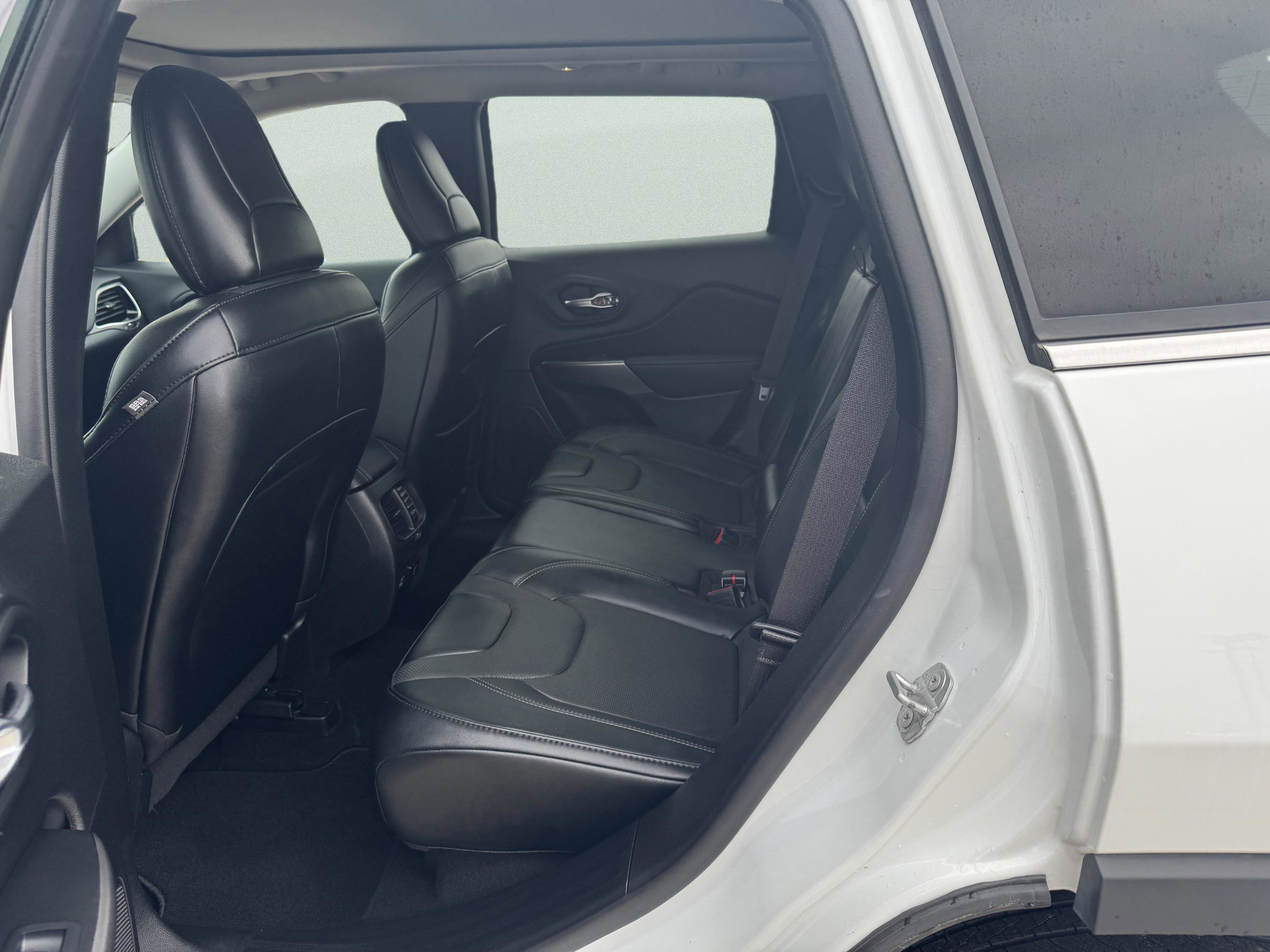 Certified 2022 Jeep Cherokee Limited AWD/4WD image 11