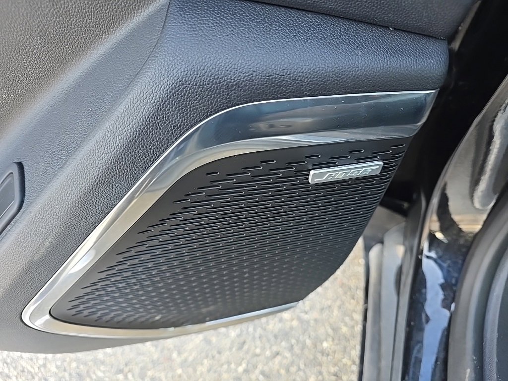 Used 2025 Chevrolet Traverse RS image 11